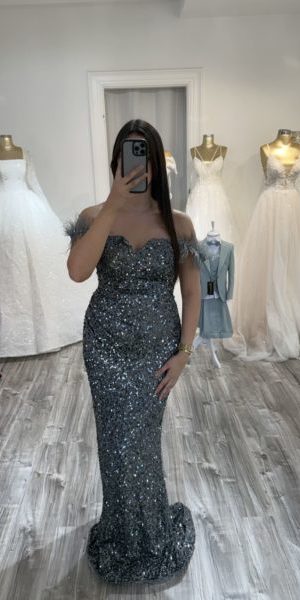 Robe sirène pailletée avec plumes - gris scintillant chez Keya mariage Mulhouse