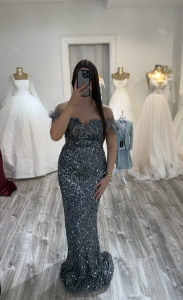 Robe sirène pailletée avec plumes - gris scintillant chez Keya mariage Mulhouse