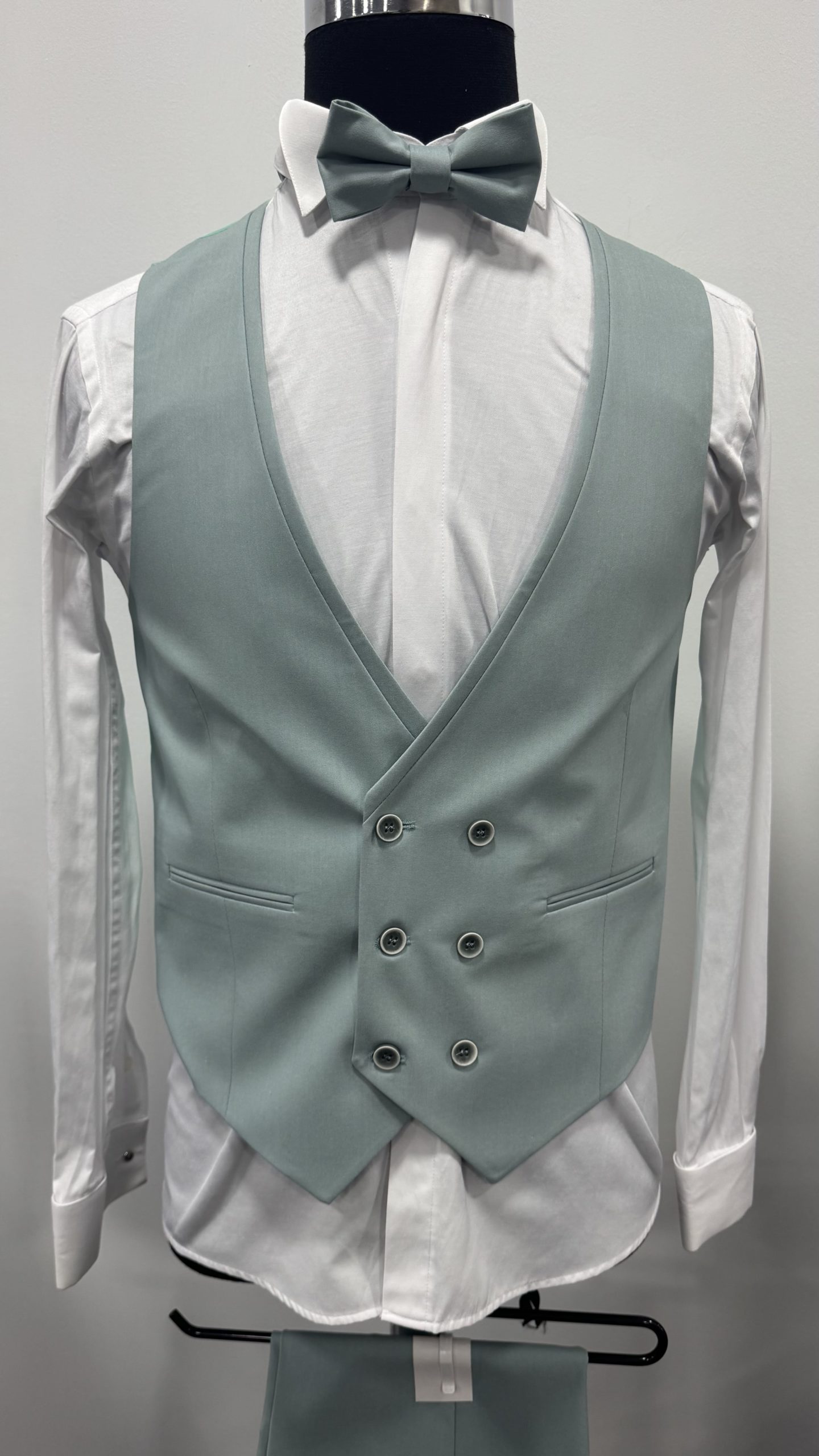 Costume vert pastel chez Keya mariage Mulhouse