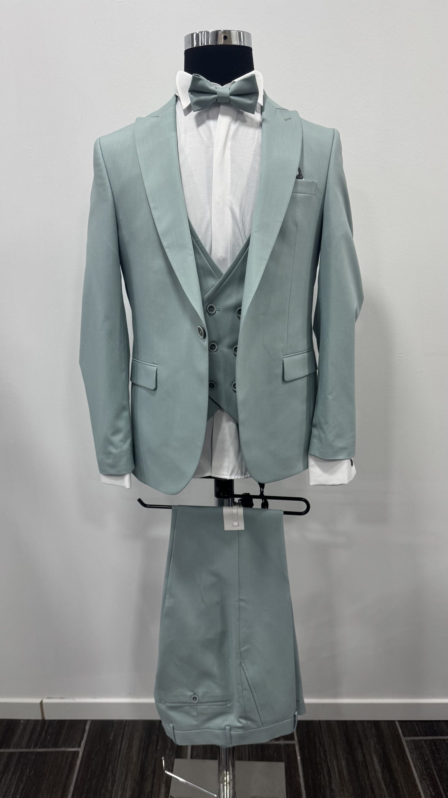 Costume vert pastel chez Keya mariage Mulhouse