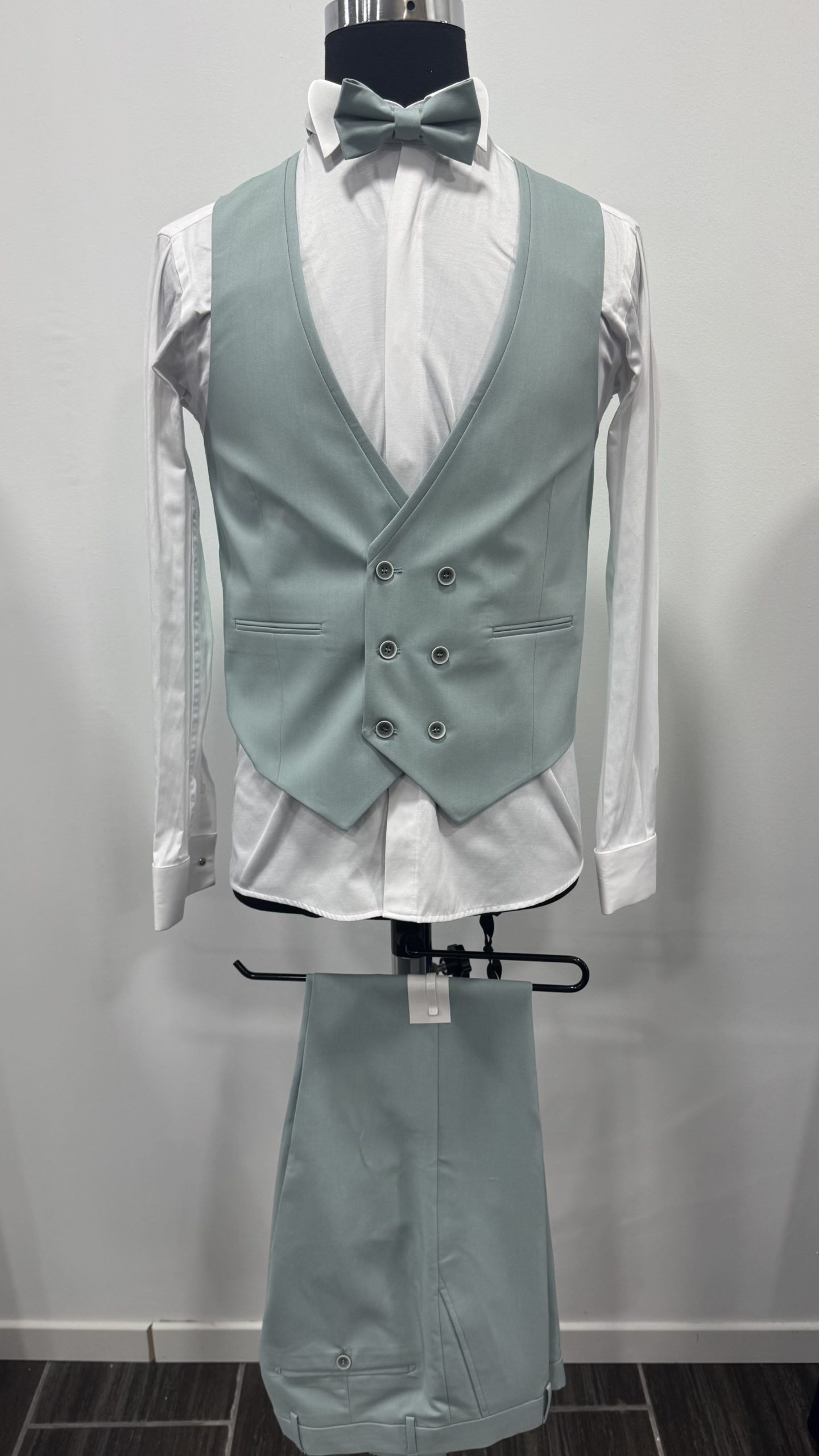 Costume vert pastel chez Keya mariage Mulhouse