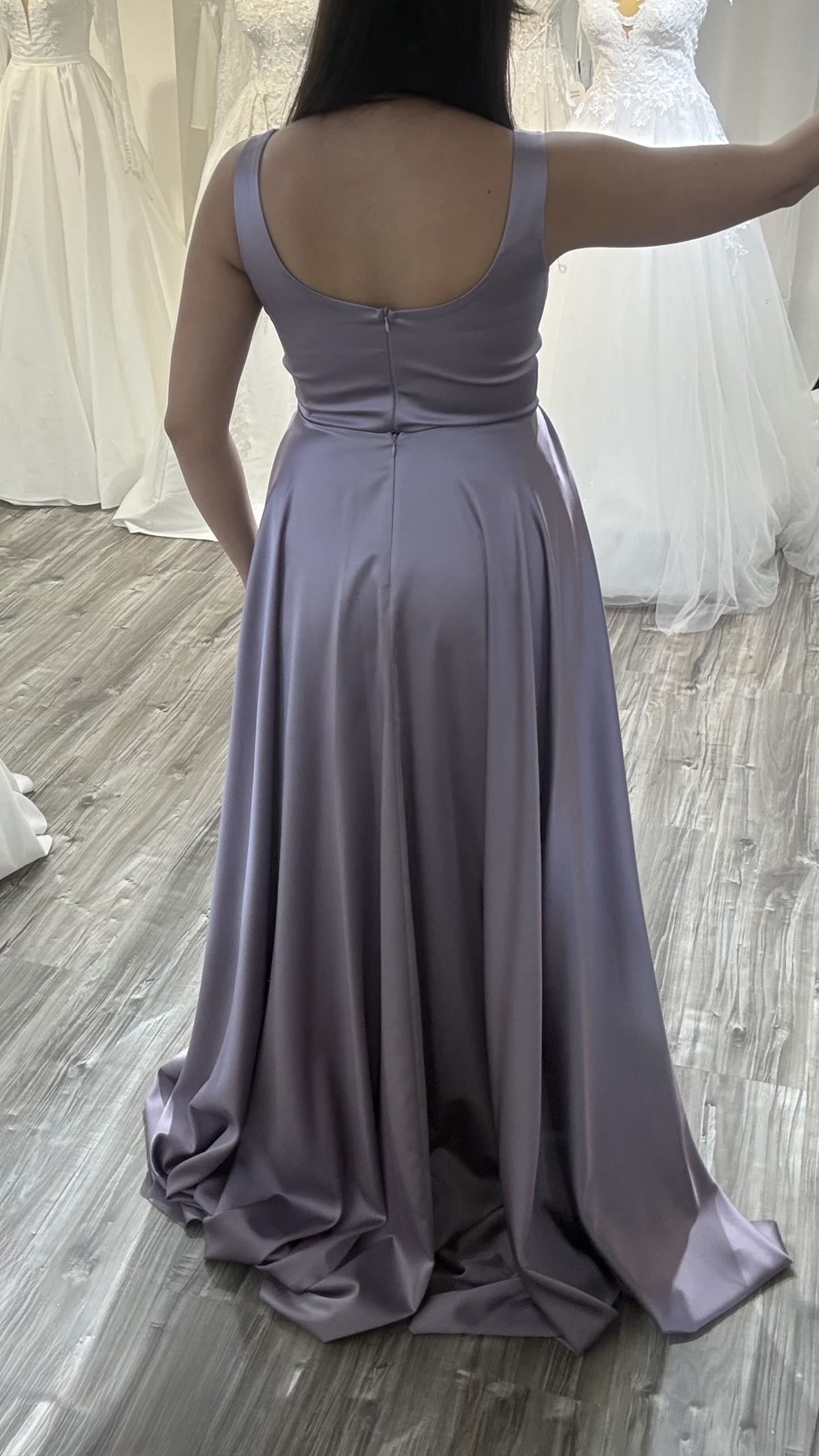 Dos de la robe de soirée satin Lilas chez Keya mariage Mulhouse
