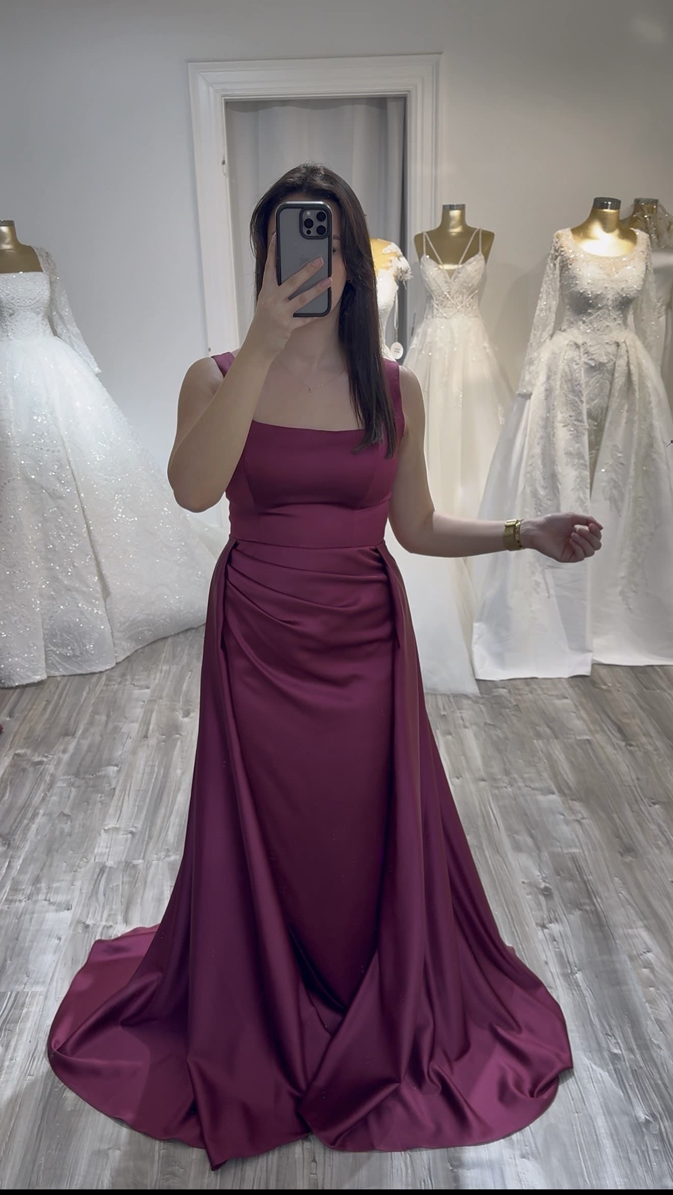 Robe de soirée satin Prune chez Keya mariage Mulhouse