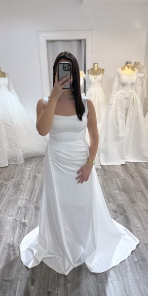 Robe de soirée satin blanche col carré avec surjupe chez Keya mariage Mulhouse
