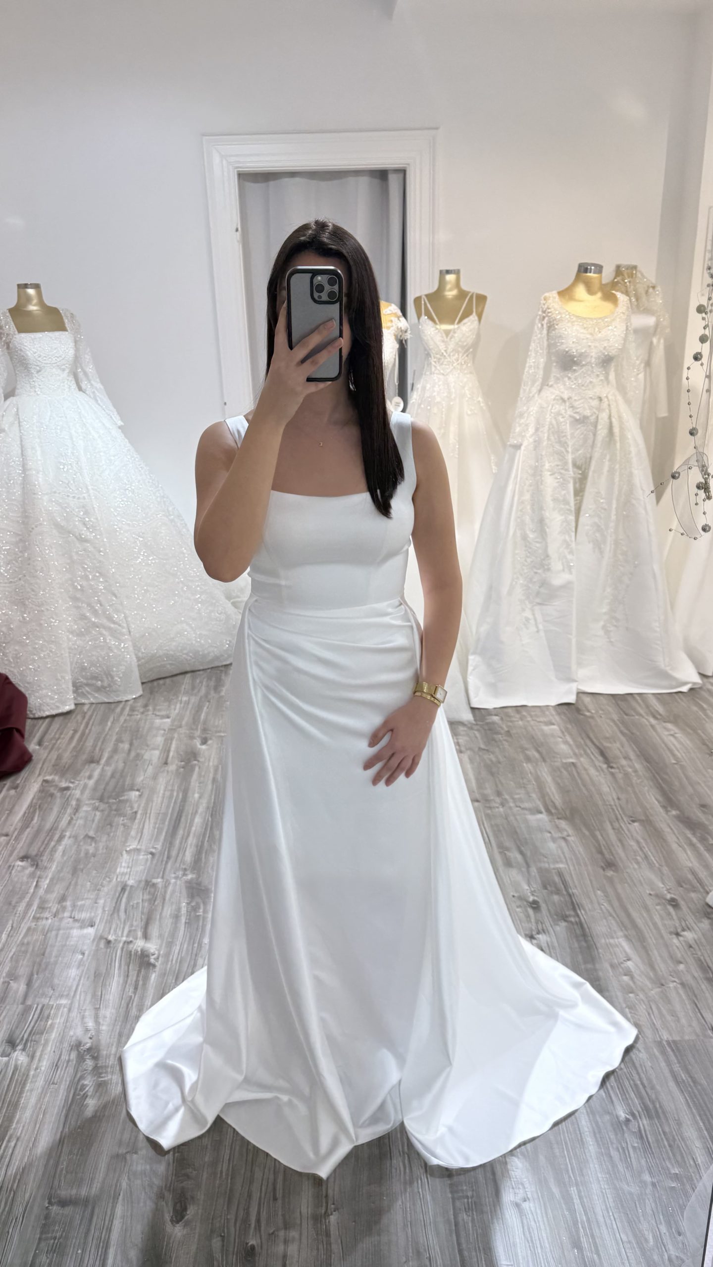 Robe de soirée satin blanche col carré avec surjupe chez Keya mariage Mulhouse