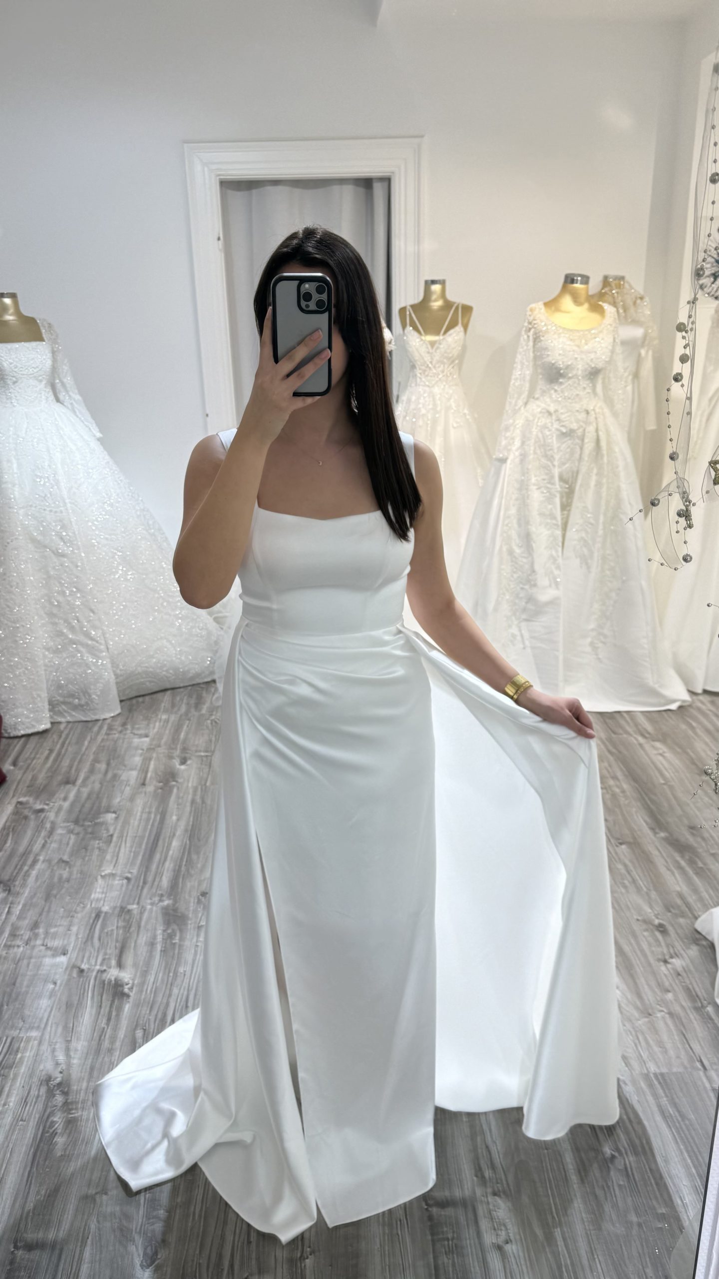 Robe de soirée satin blanche col carré avec surjupe chez Keya mariage Mulhouse