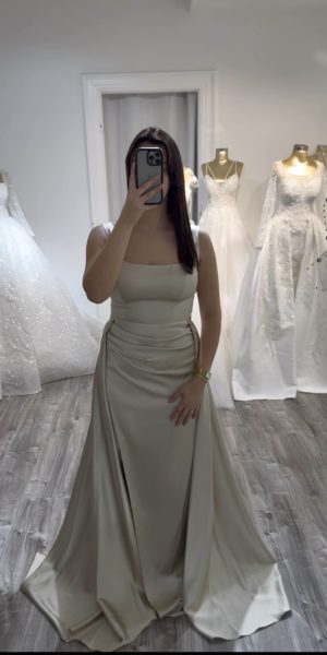 Robe de soirée satin champagne chez Keya mariage Mulhouse