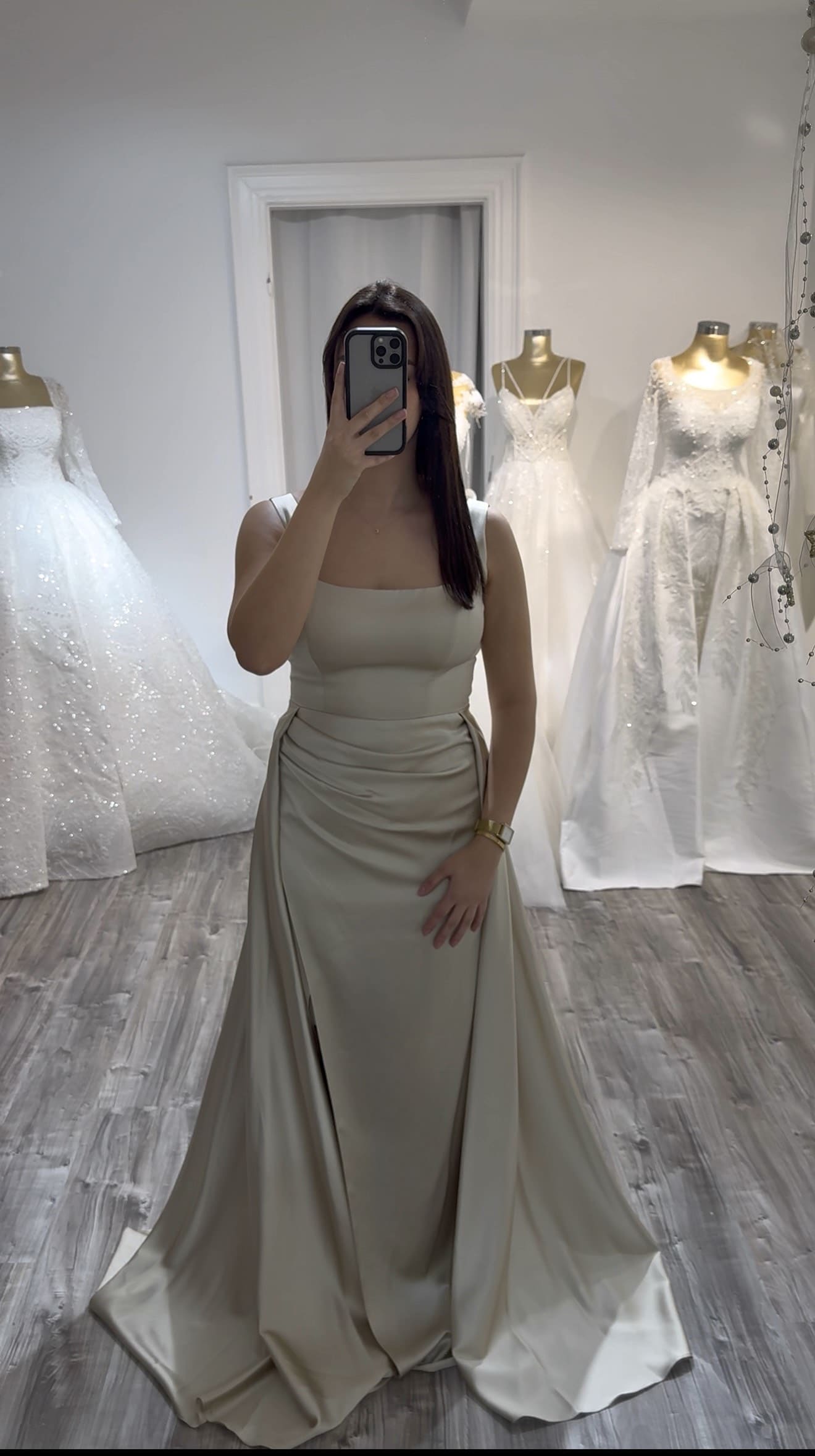 Robe de soirée satin champagne chez Keya mariage Mulhouse
