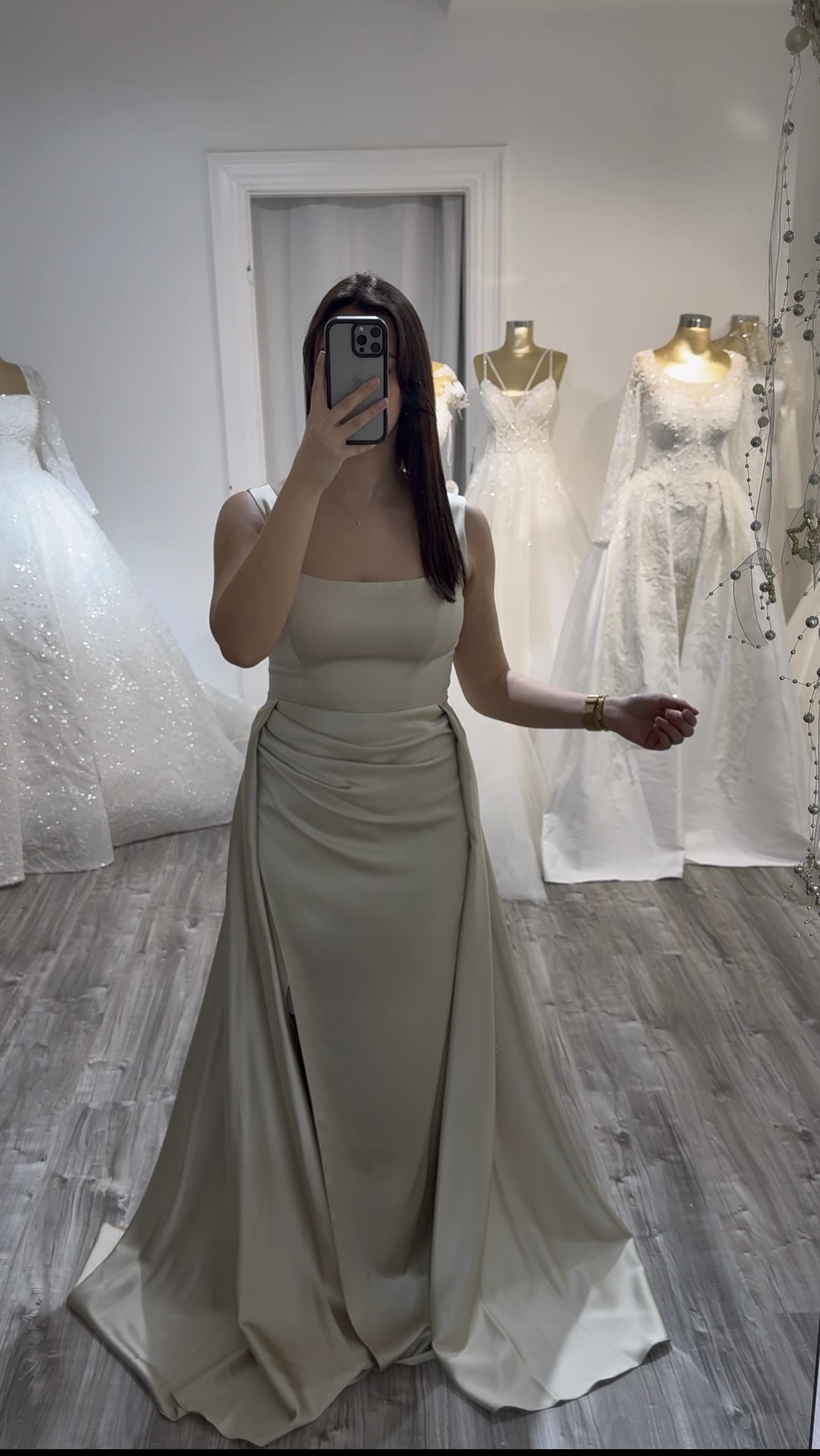 Robe de soirée satin champagne chez Keya mariage Mulhouse