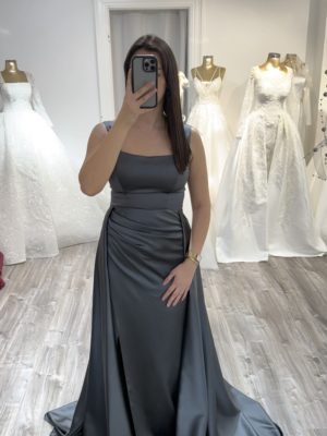 Robe de soirée satin col carré chez Keya Mariage Mulhouse (14)