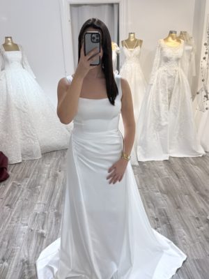 Robe de soirée satin col carré chez Keya Mariage Mulhouse (17)