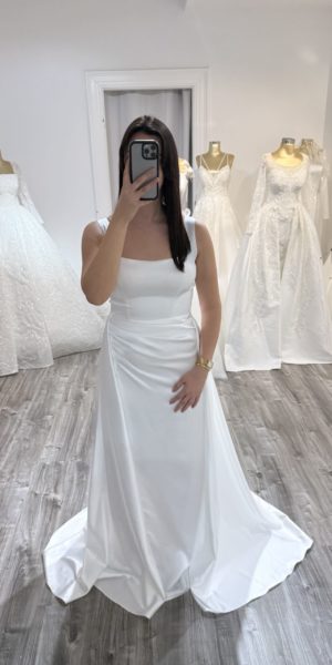 Robe de soirée satin col carré chez Keya Mariage Mulhouse (17)