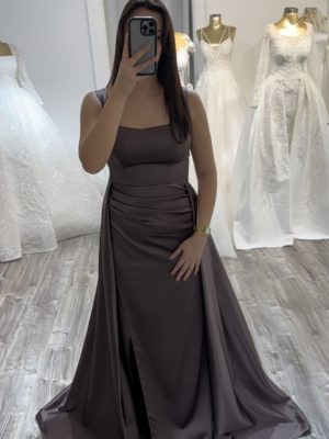 Robe de soirée satin col carré chez Keya Mariage Mulhouse (19)