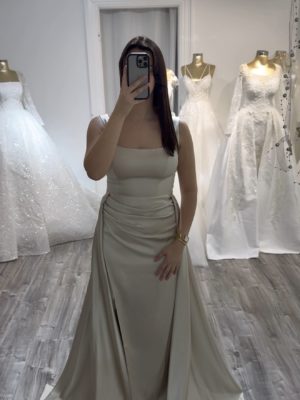Robe de soirée satin col carré chez Keya Mariage Mulhouse (22)