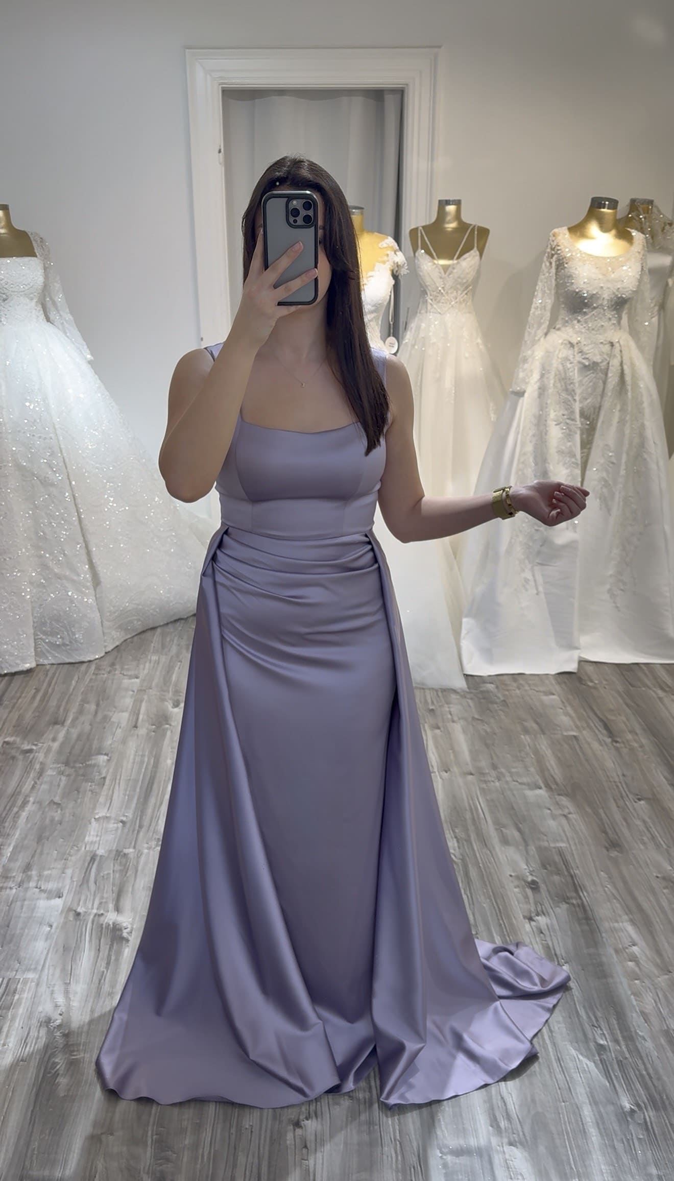 Robe de soirée satin col carré chez Keya Mariage Mulhouse (9)