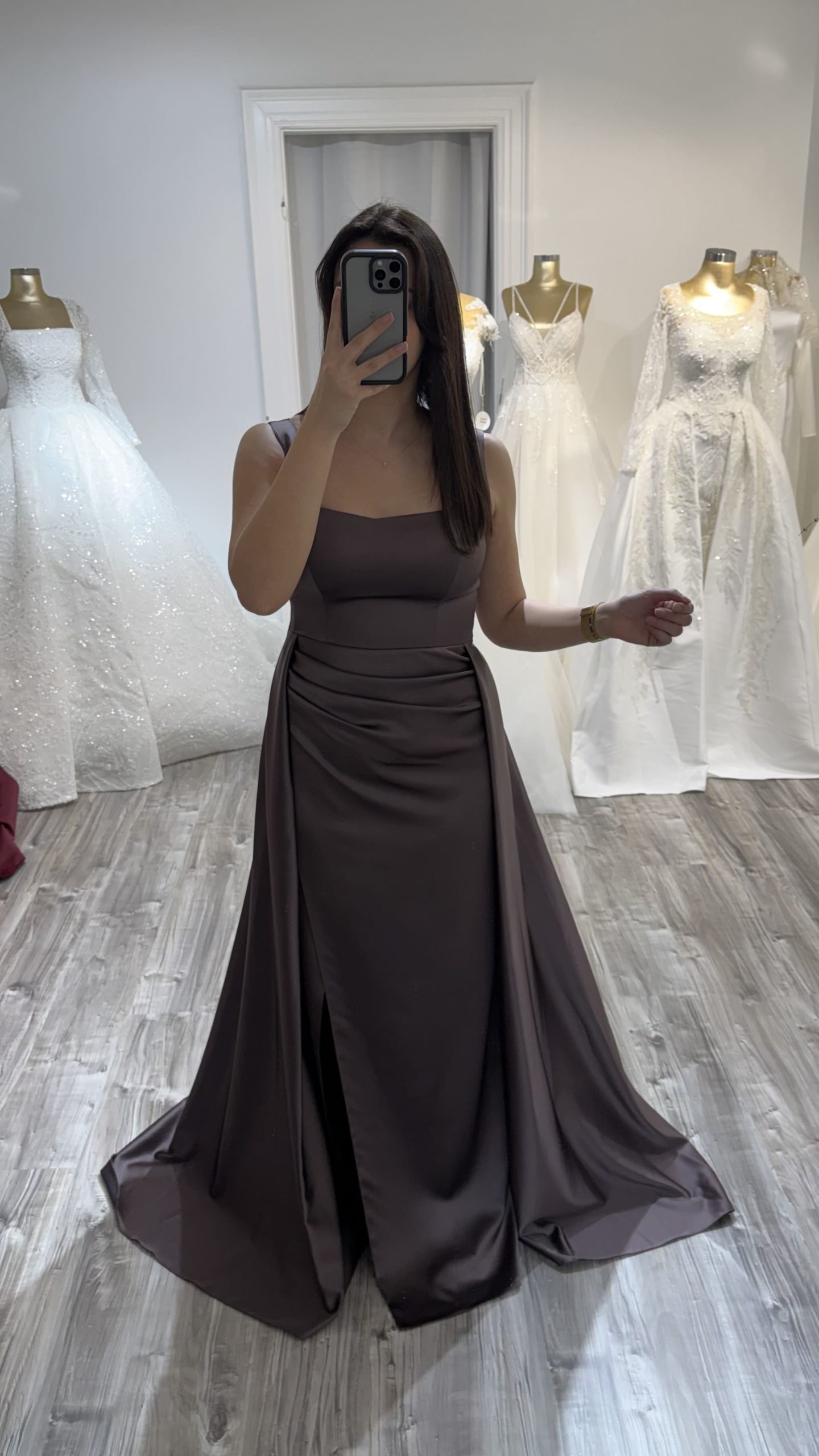 Robe de soirée satin col carré marron chez Keya mariage Mulhouse