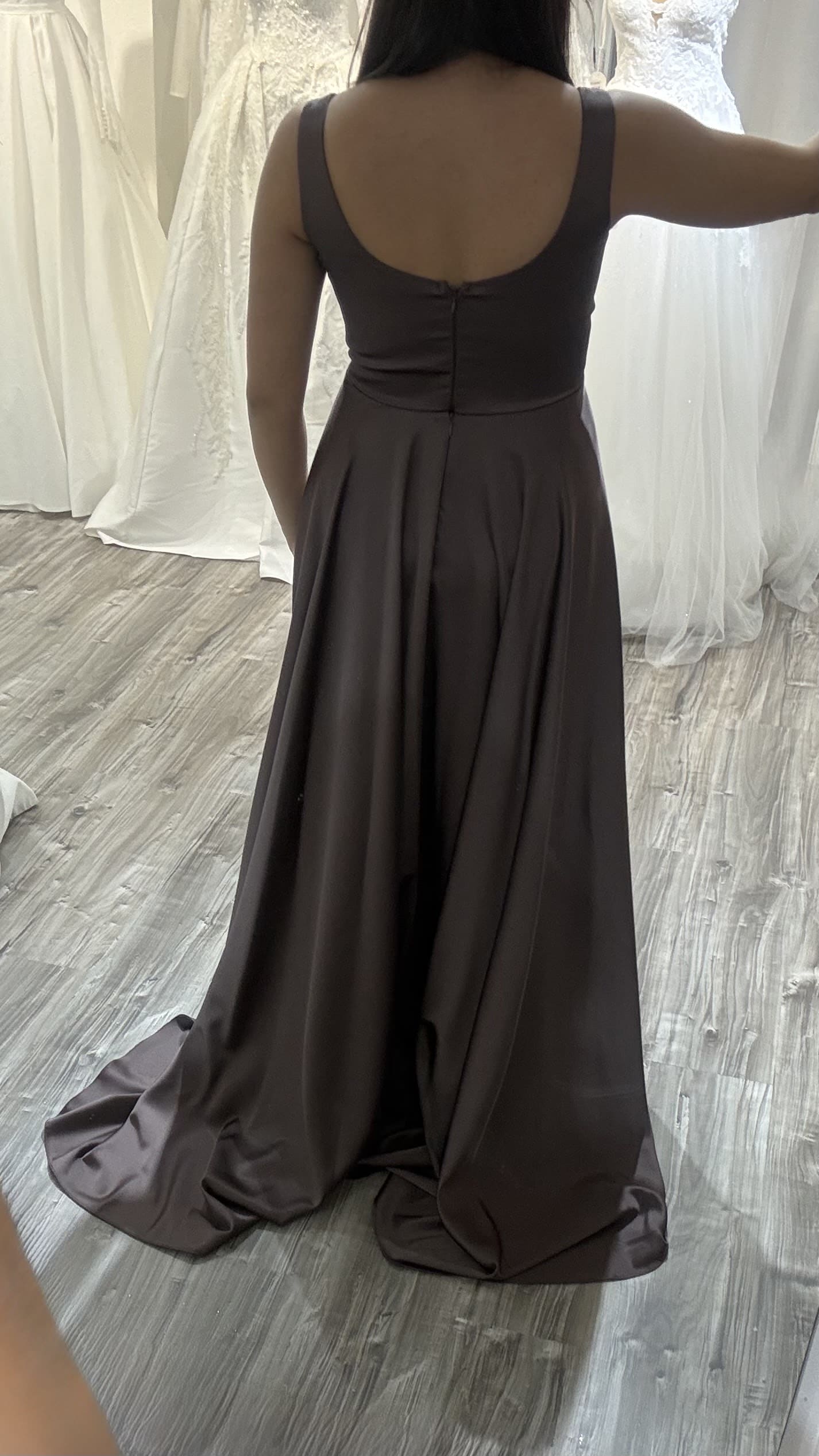 Dos de la robe de soirée satin col carré - marron chez Keya mariage Mulhouse