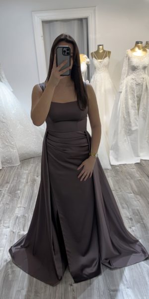 Robe de soirée satin col carré -marron chez Keya mariage Mulhouse