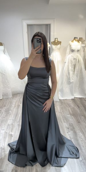 Robe de soirée satin col carré gris chez Keya mariage Mulhouse
