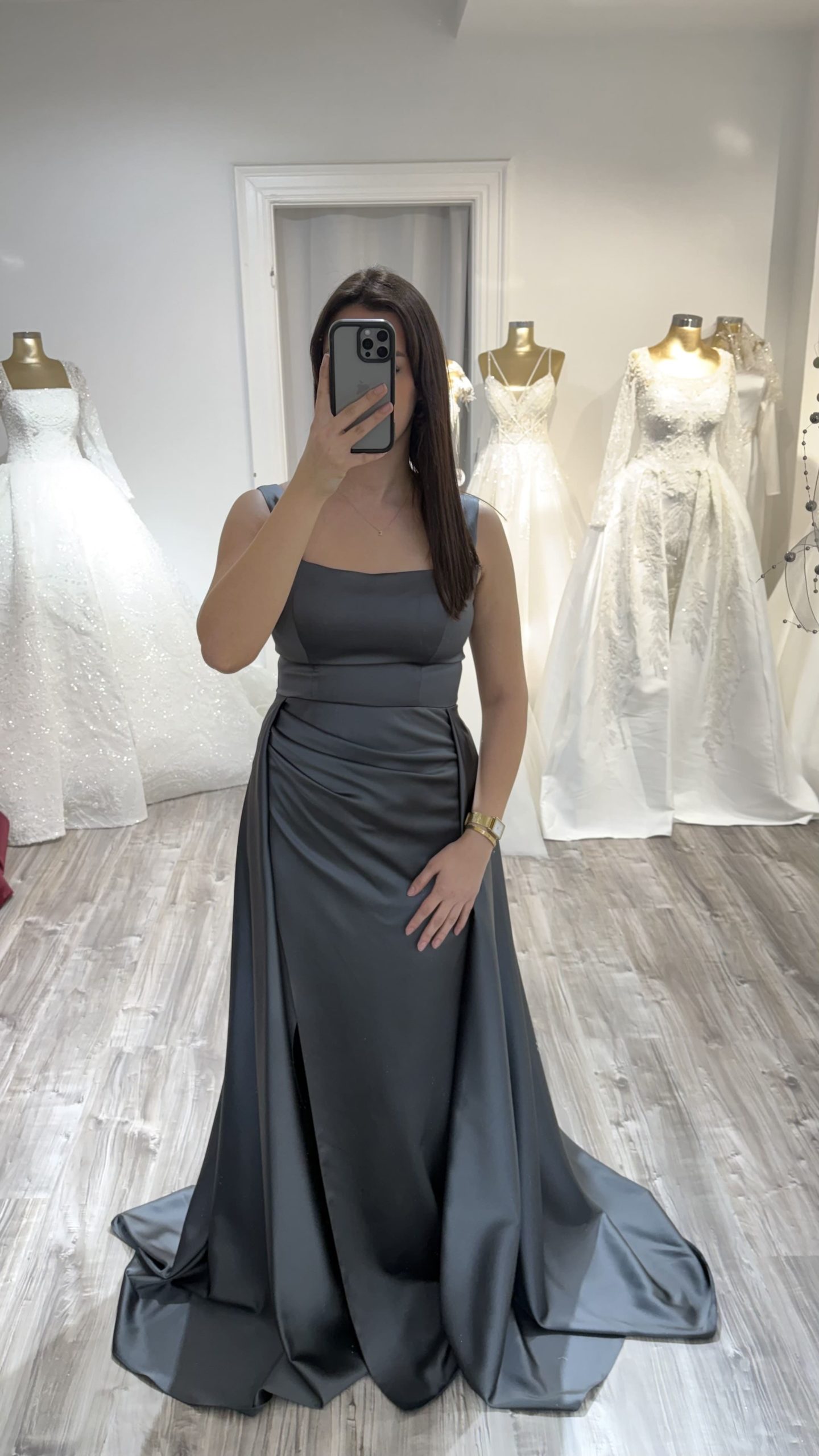 Robe de soirée satin col carré gris chez Keya mariage Mulhouse