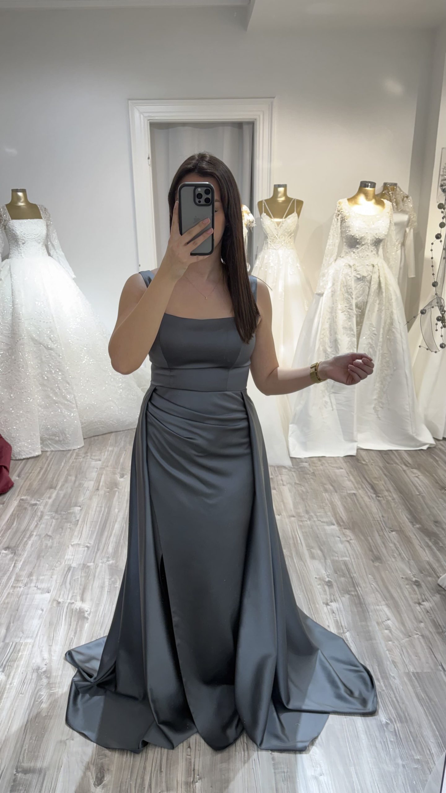 Robe de soirée satin col carré gris avec surjupe chez Keya mariage Mulhouse