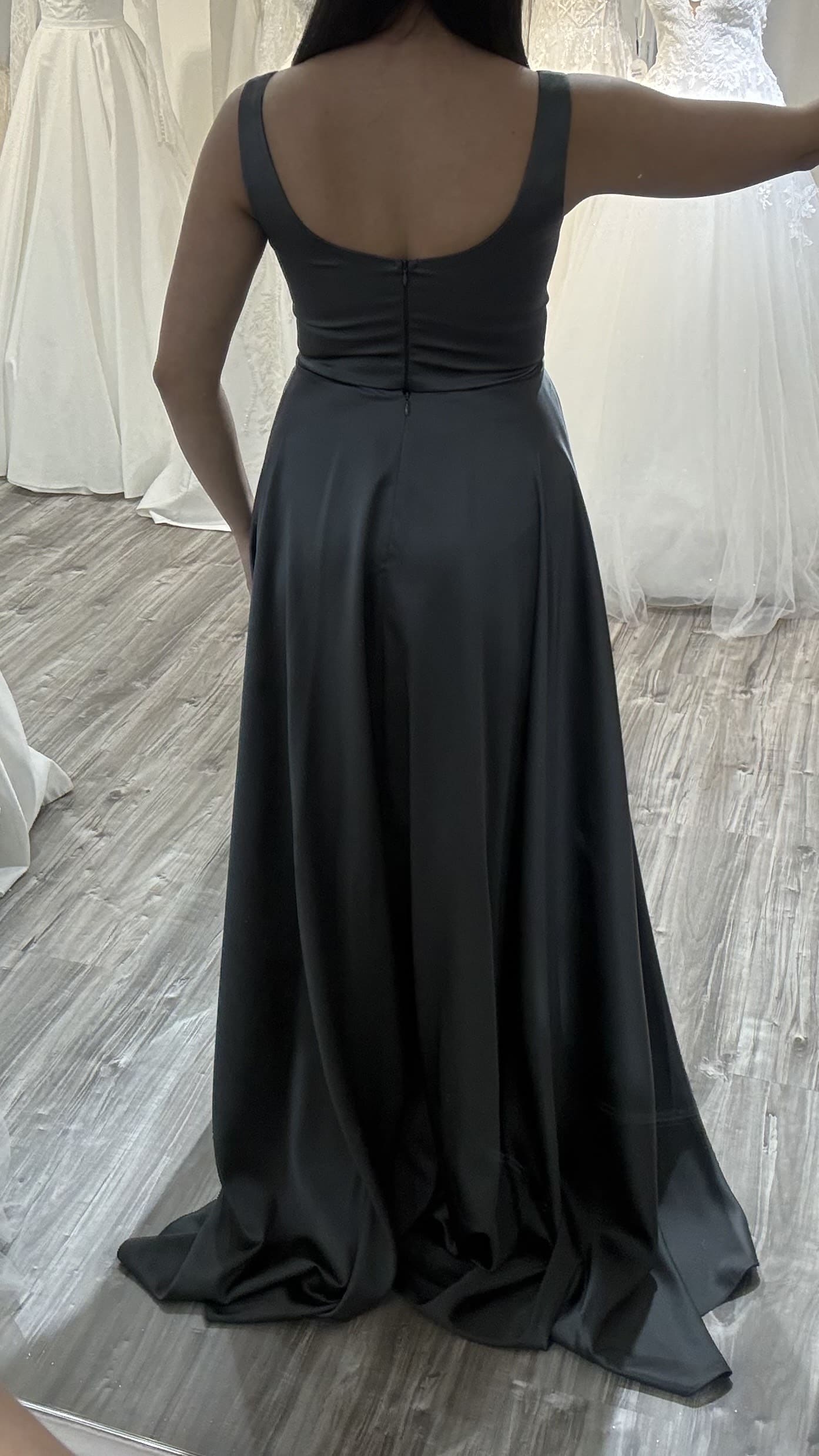 Dos de la robe de soirée satin gris chez Keya mariage Mulhouse