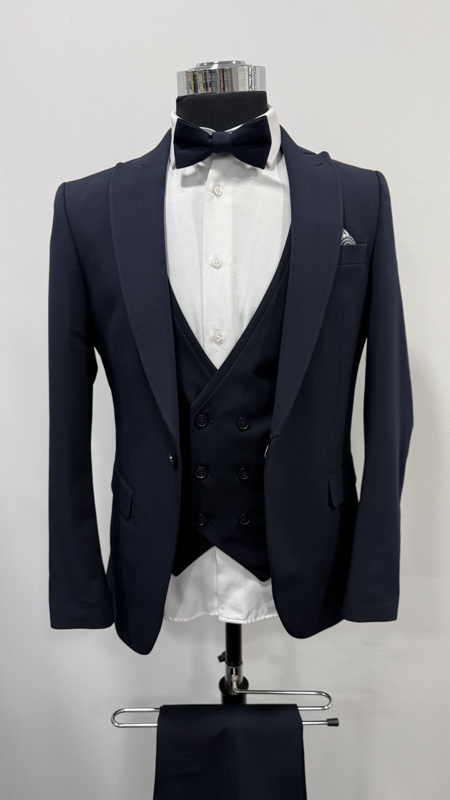 Costume homme bleu marine chez Keya Mariage Mulhouse