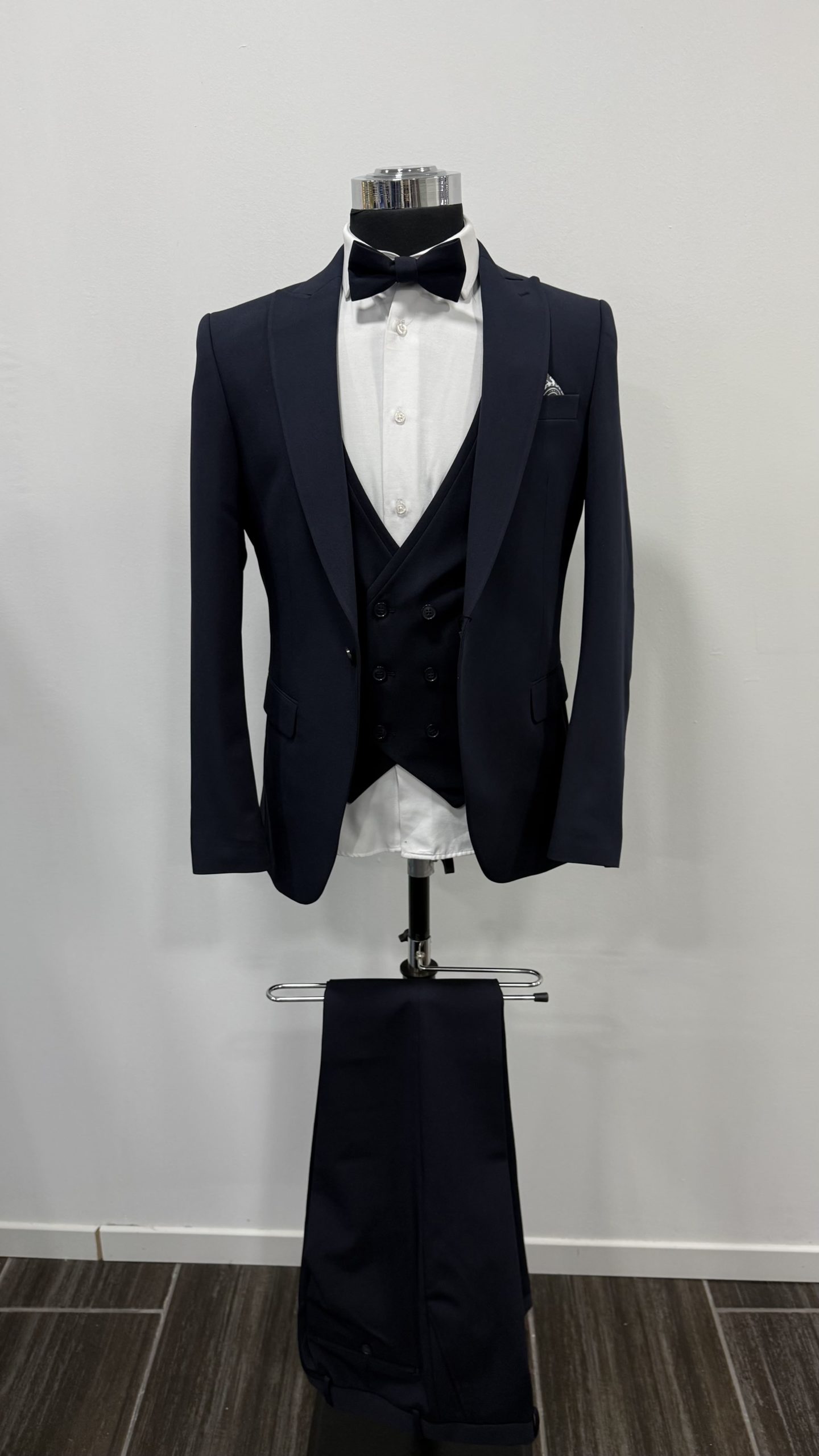 Costume homme bleu marine chez Keya Mariage Mulhouse