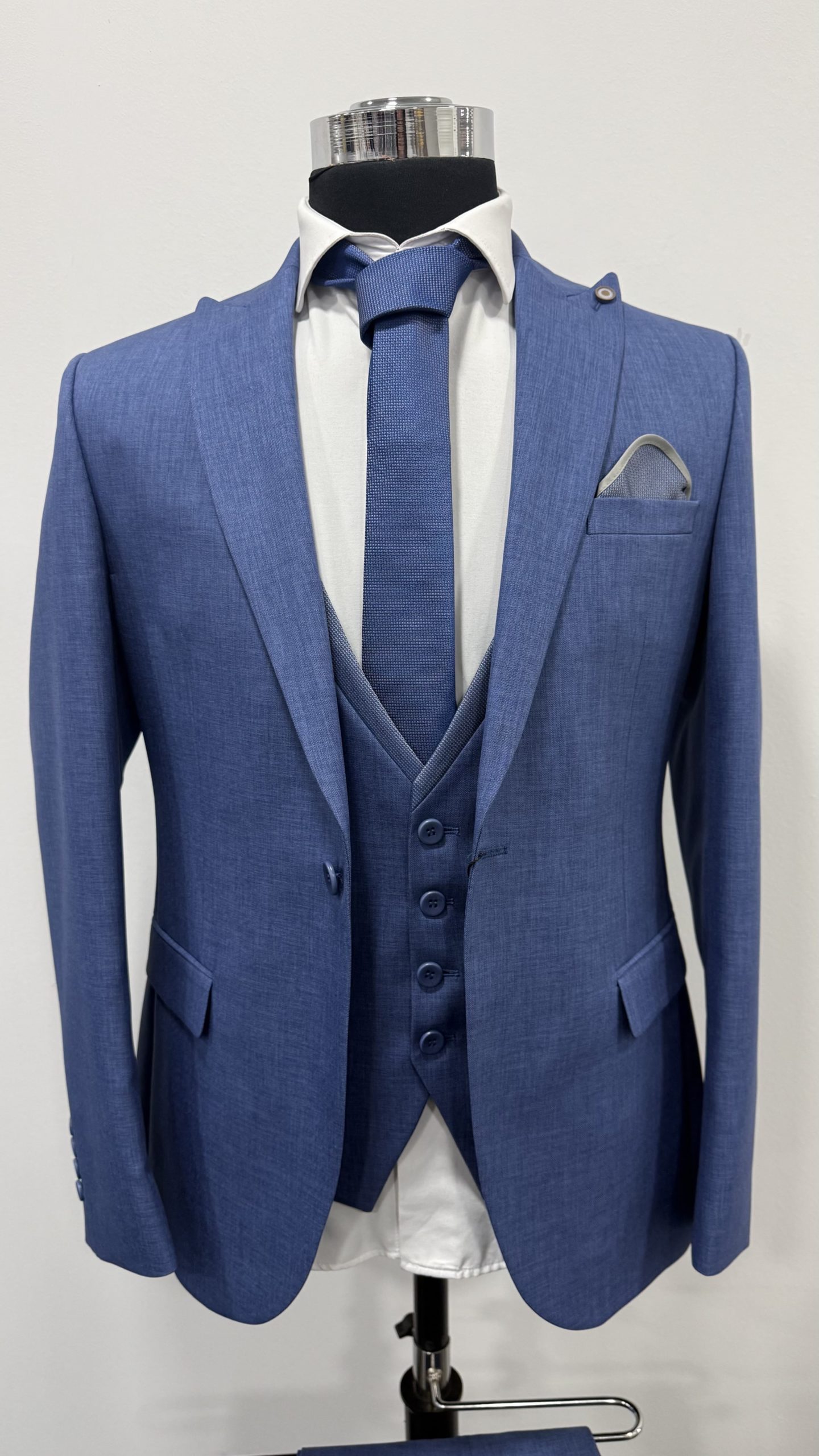 Costume invité bleu chez Keya Mariage Mulhouse