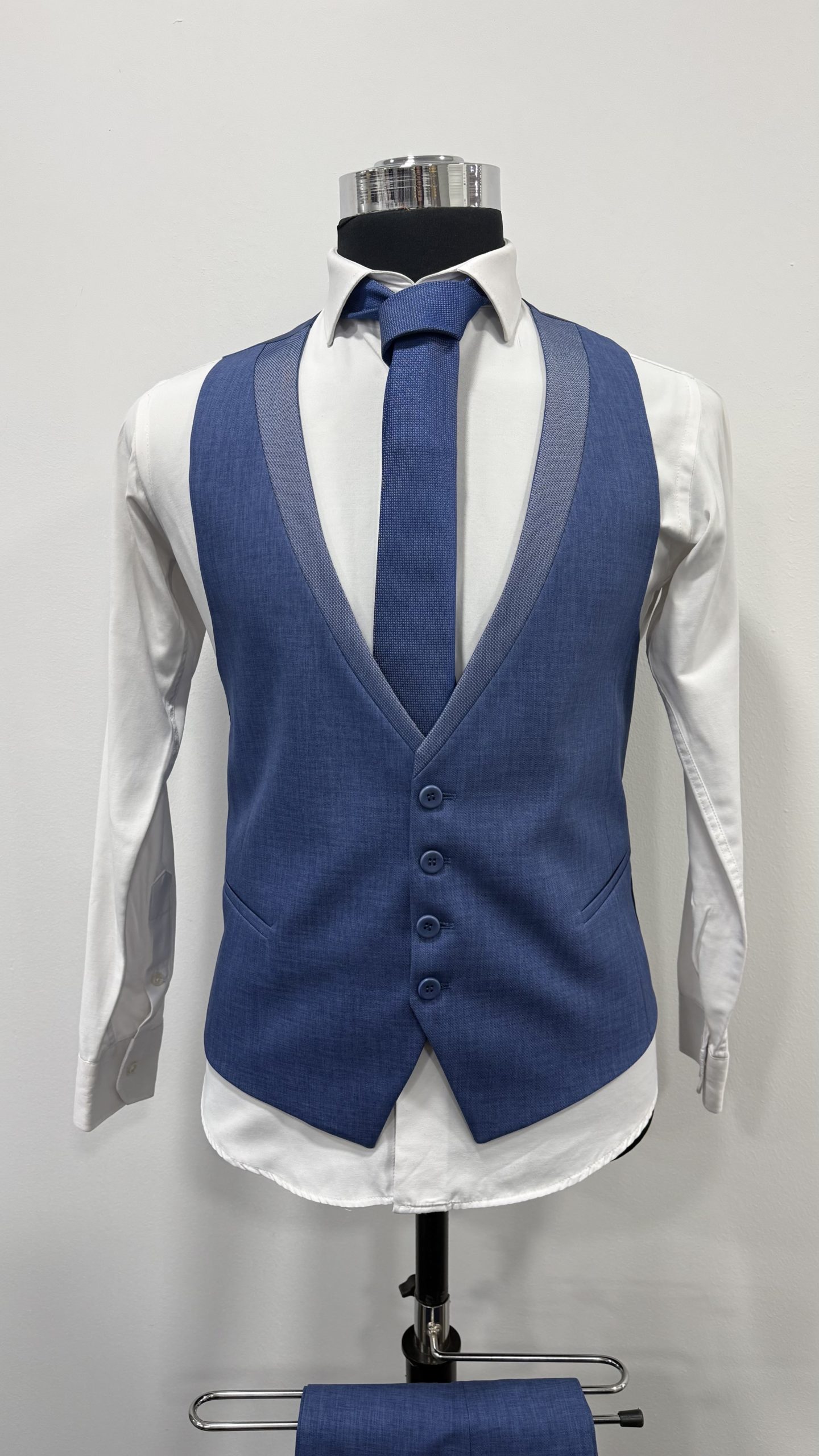 Costume invité bleu chez Keya Mariage Mulhouse