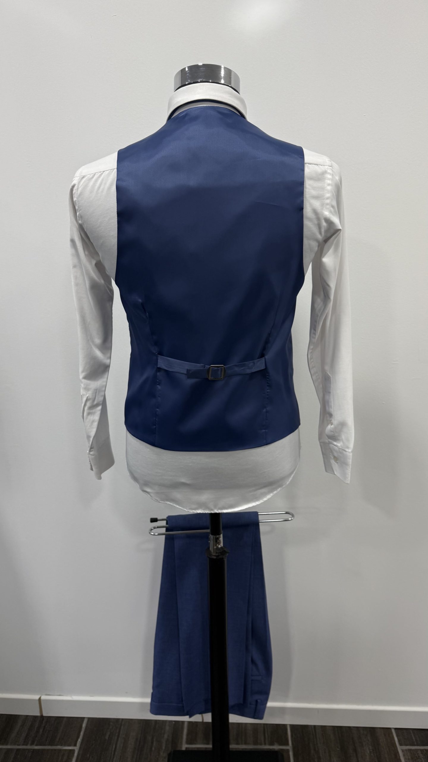 Costume invité bleu chez Keya Mariage Mulhouse