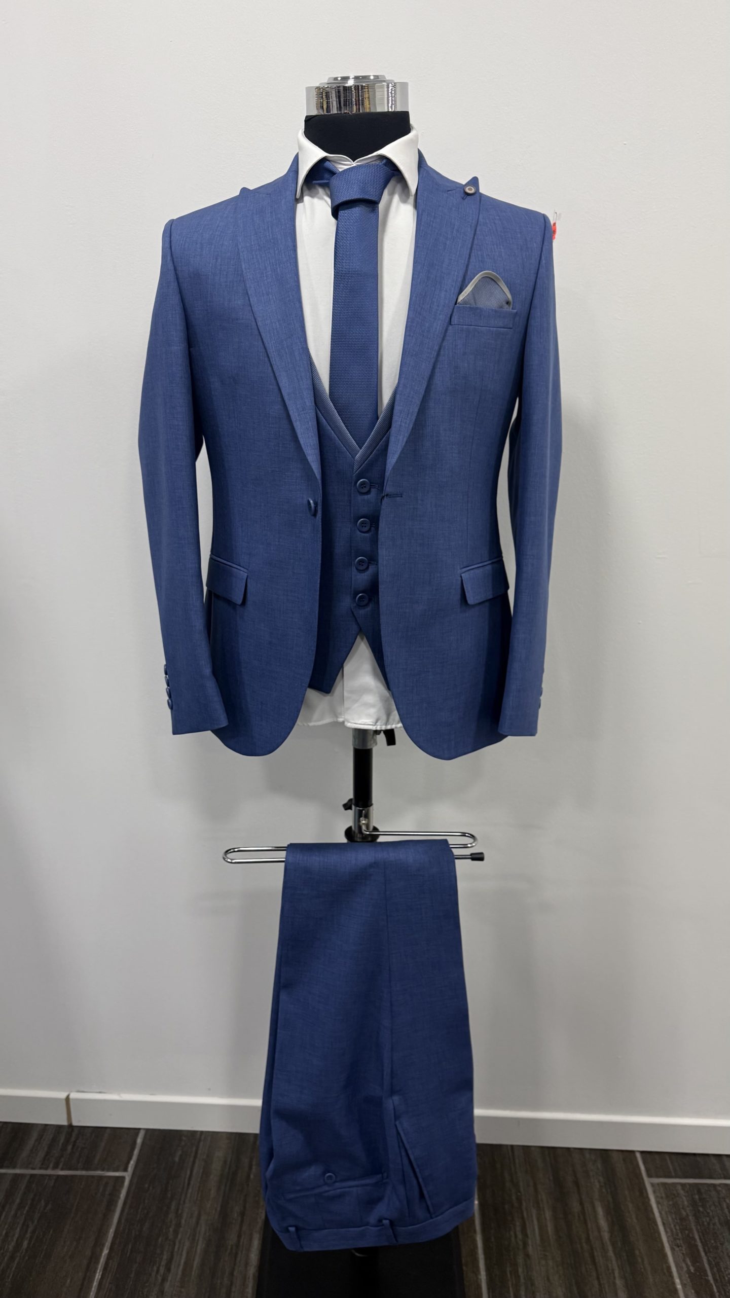 Costume invité bleu chez Keya Mariage Mulhouse