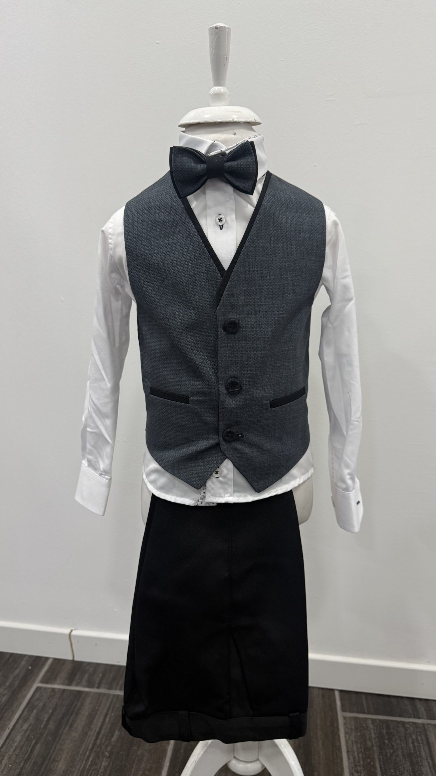 Costume enfant gris foncé chez Keya Mariage Mulhouse