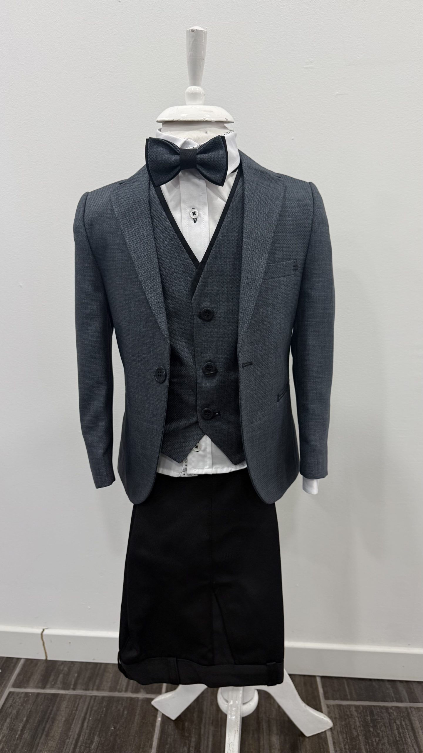 Costume enfant gris foncé chez Keya Mariage Mulhouse