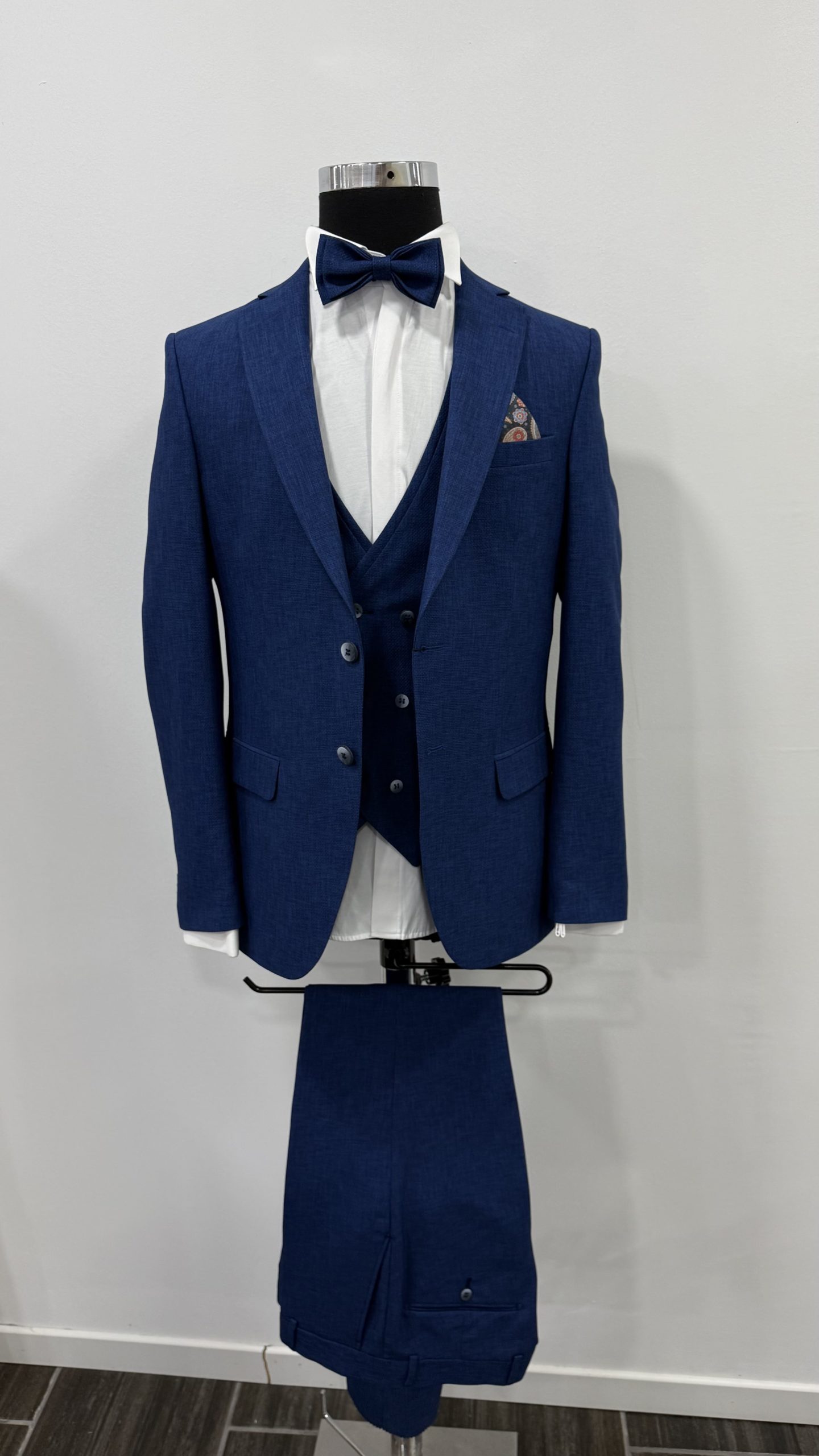 Costume homme père et fils bleu roi chez Keya Mariage Mulhouse 1