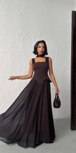 Robe de soirée longue chic chocolat Alba chez Keya mariage Mulhouse