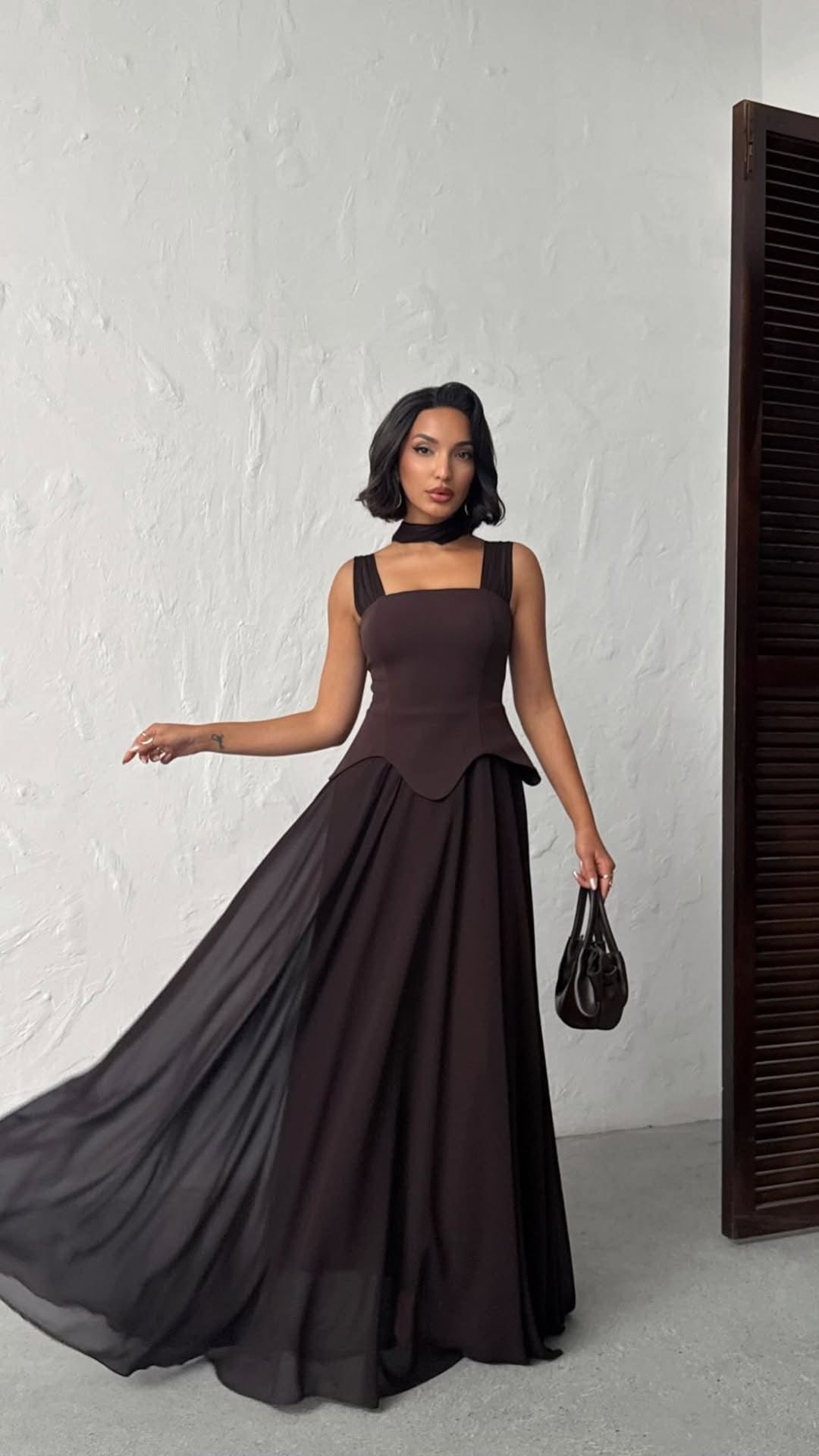 Robe de soirée longue chic chocolat Alba chez Keya mariage Mulhouse