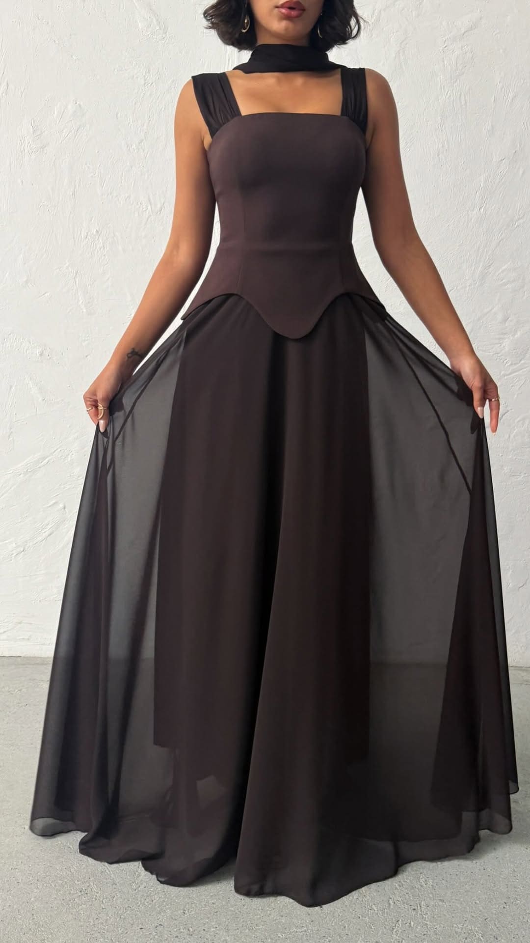 Robe de soirée longue chic chocolat Alba chez Keya mariage Mulhouse