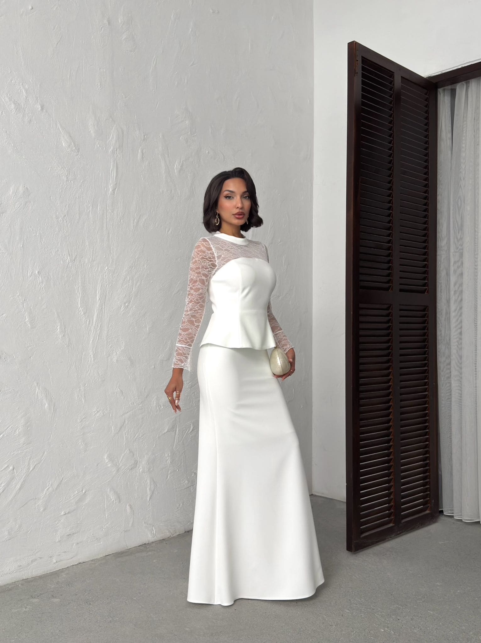 Robe longue blanche avec manches en dentelle chez Keya mariage Mulhouse