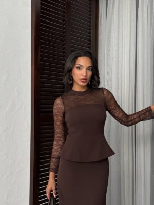 Robe longue marron avec manches en dentelle chez Keya mariage Mulhouse