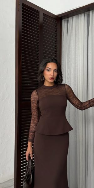 Robe longue marron avec manches en dentelle chez Keya mariage Mulhouse