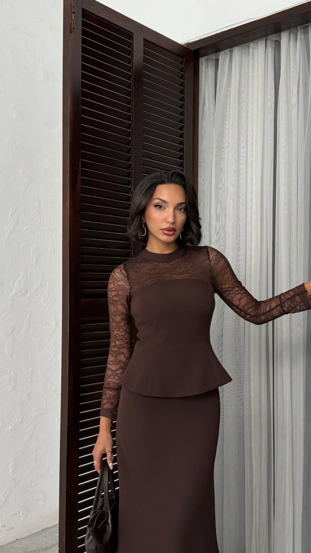 Robe longue marron avec manches en dentelle chez Keya mariage Mulhouse