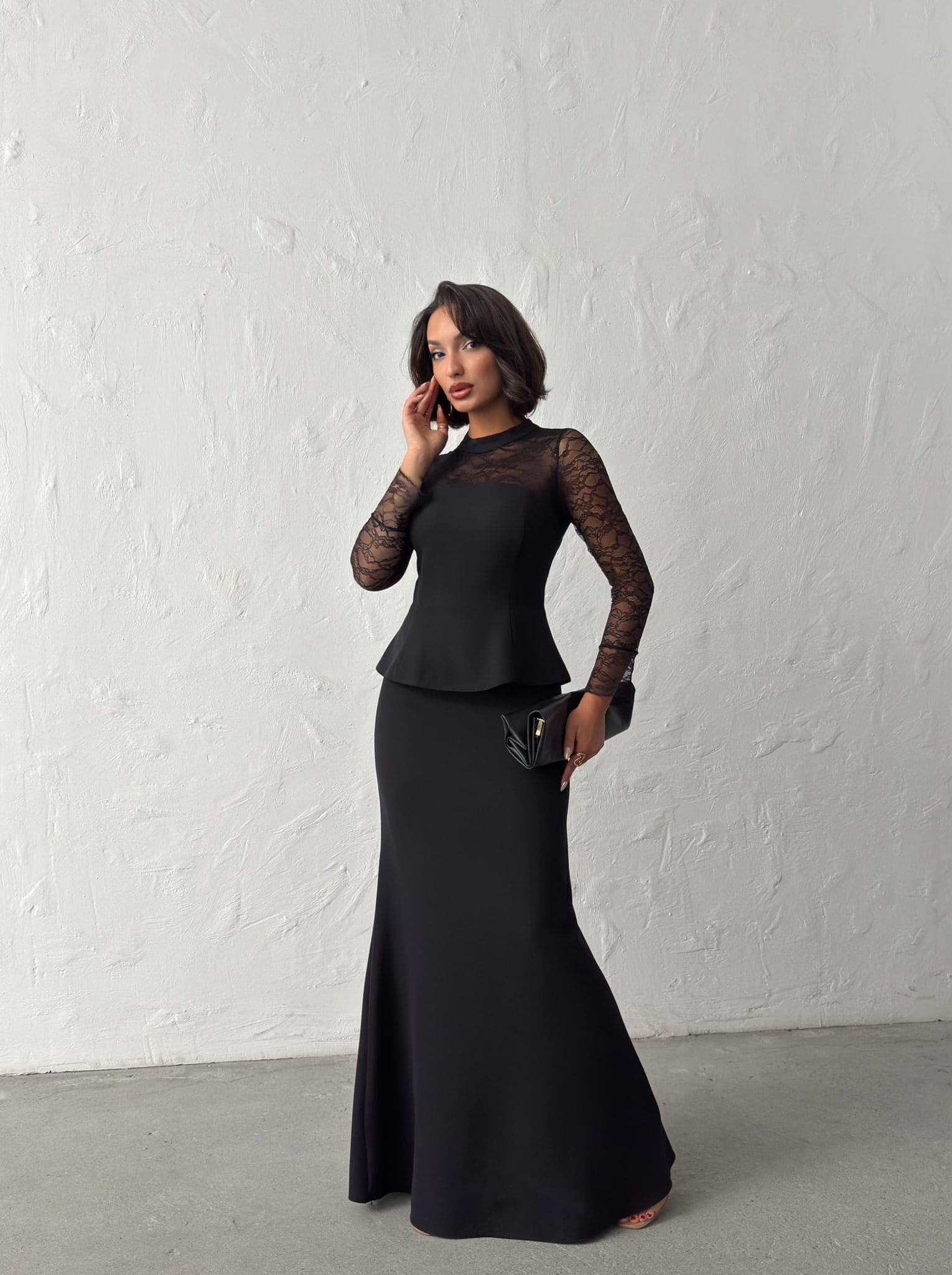 Robe longue noire avec manches en dentelle chez Keya mariage Mulhouse