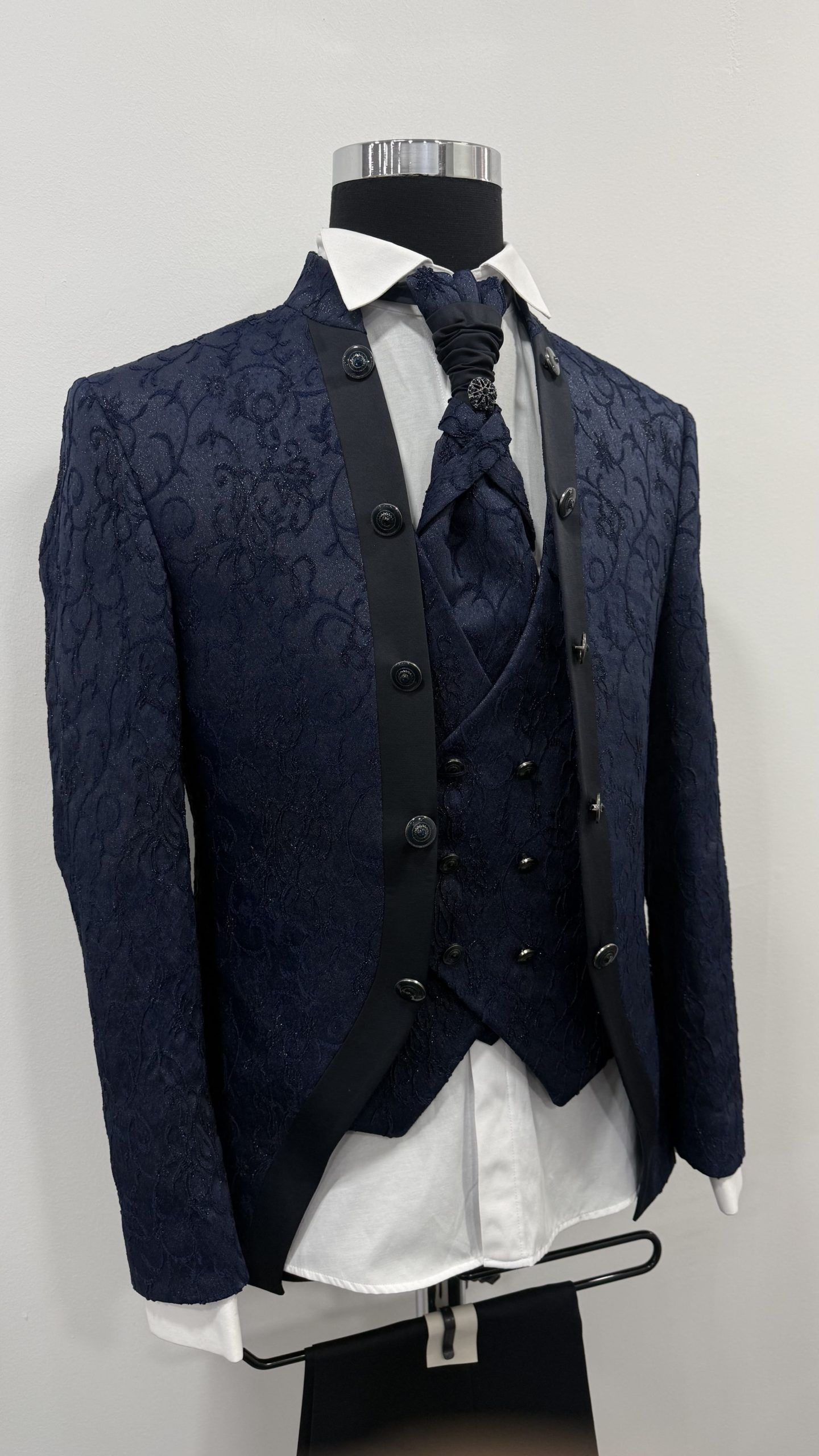 Costume bleu marine col mao à motifs brillants chez Keya mariage Mulhouse