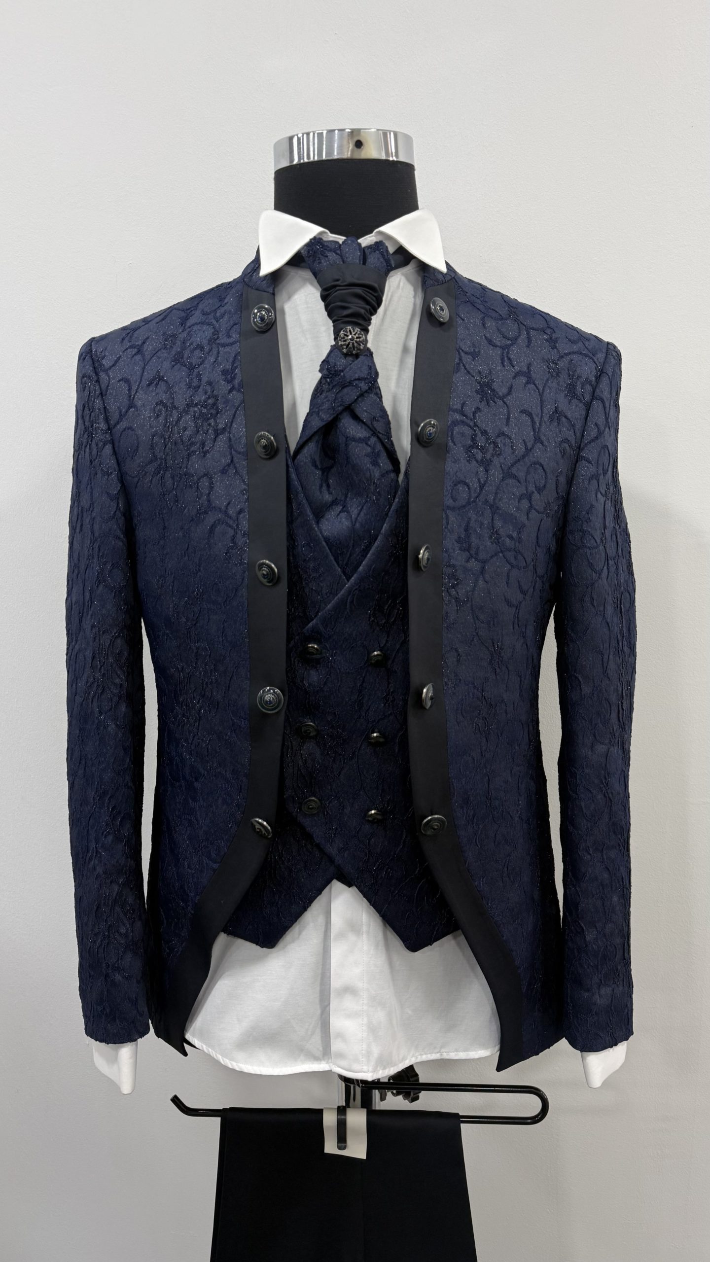 Costume bleu marine col mao à motifs brillants chez Keya mariage Mulhouse