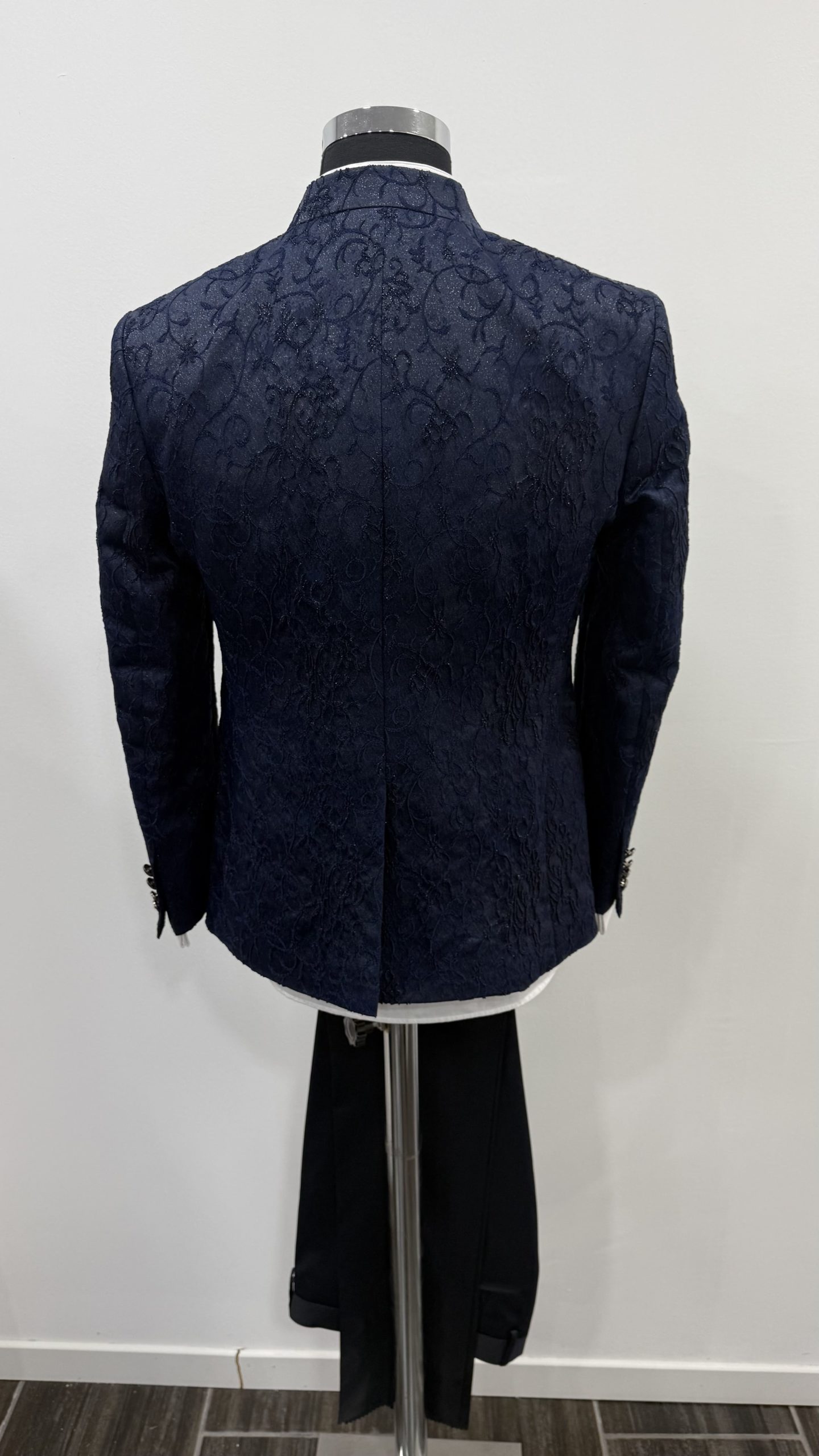 Costume bleu marine col mao à motifs brillants chez Keya mariage Mulhouse