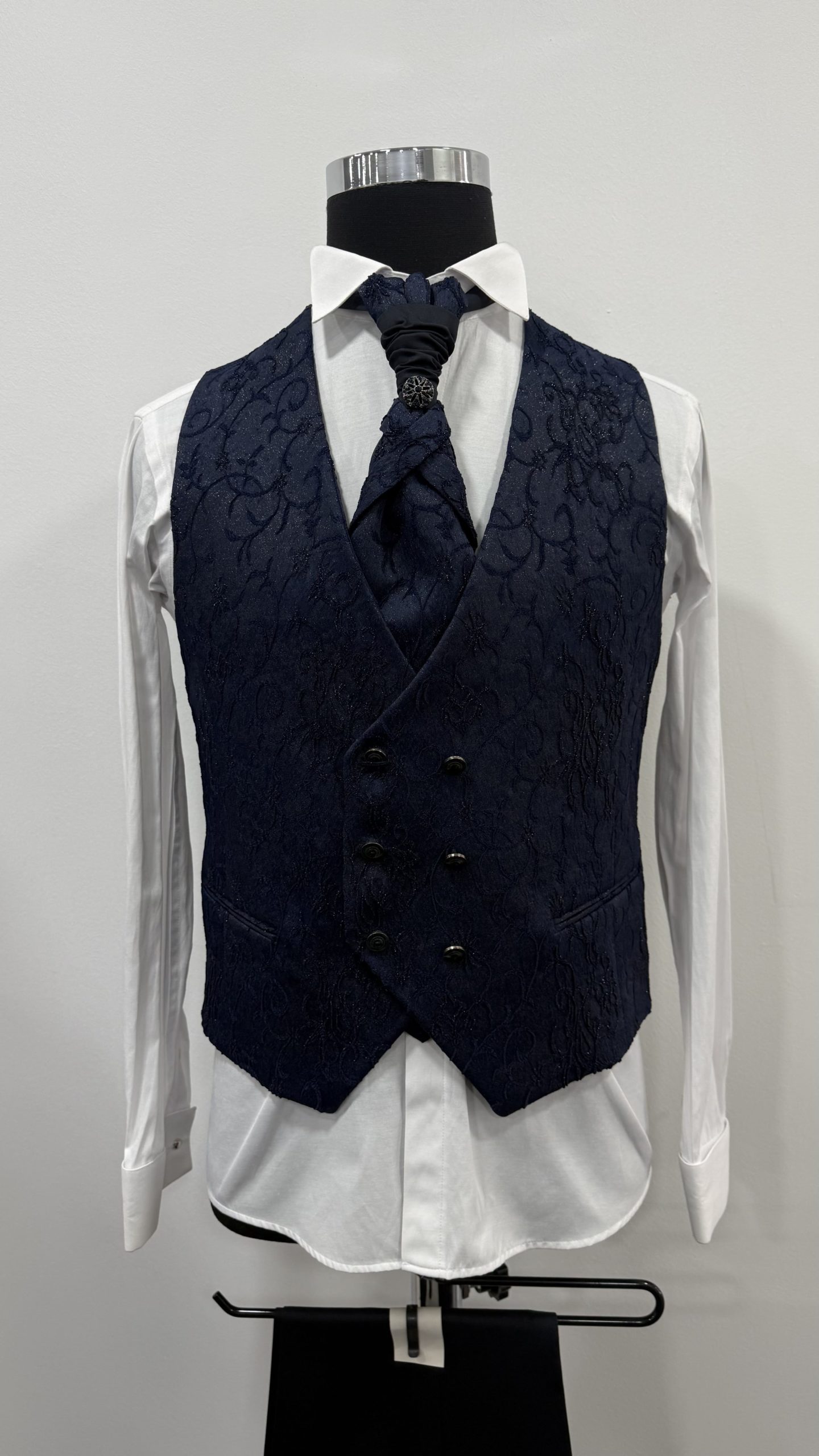 Costume bleu marine col mao à motifs brillants chez Keya mariage Mulhouse