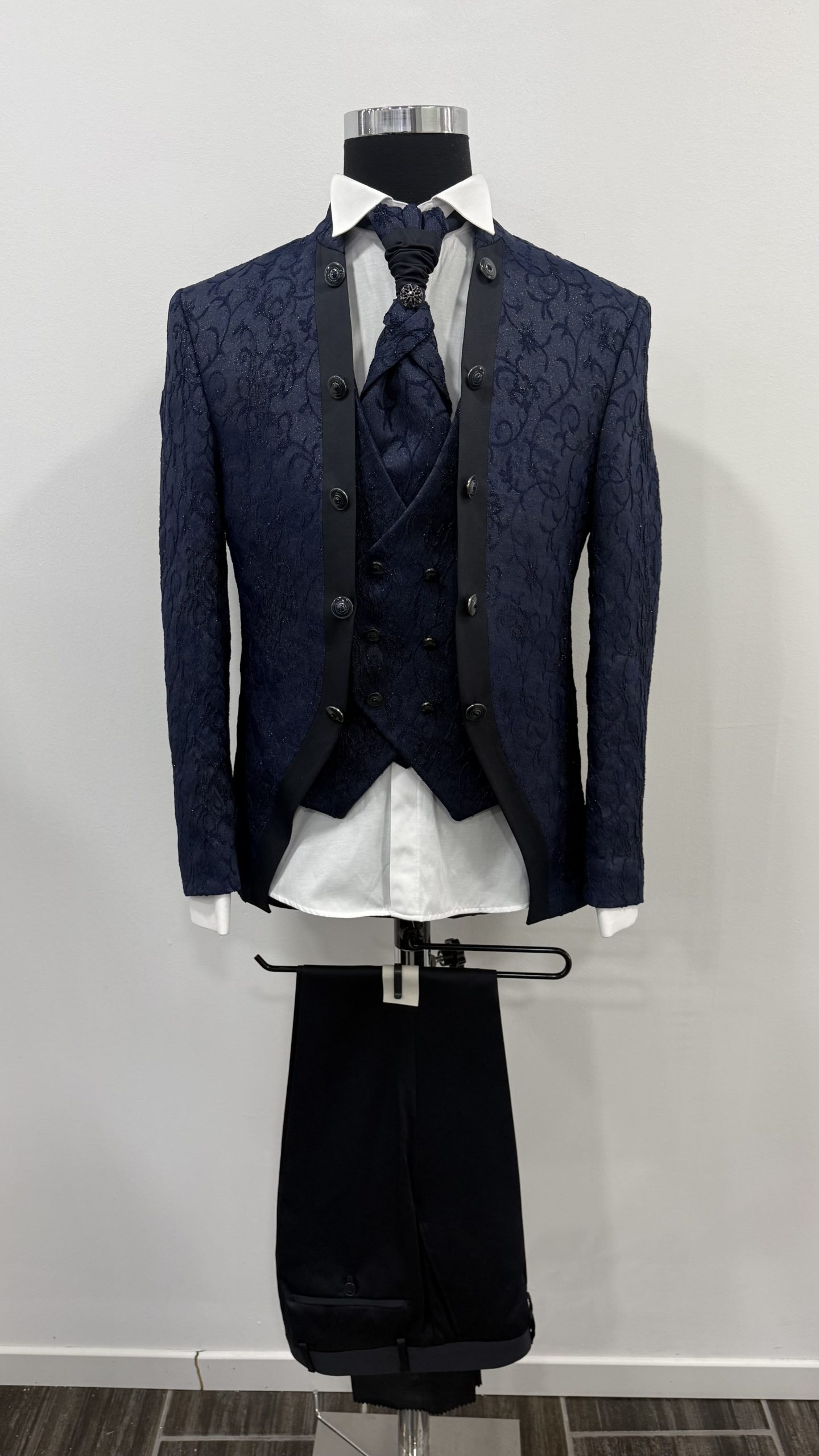 Costume bleu marine col mao à motifs brillants chez Keya mariage Mulhouse