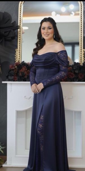 Robe de soirée col bateau avec détails de dentelle chez Keya mariage Mulhouse