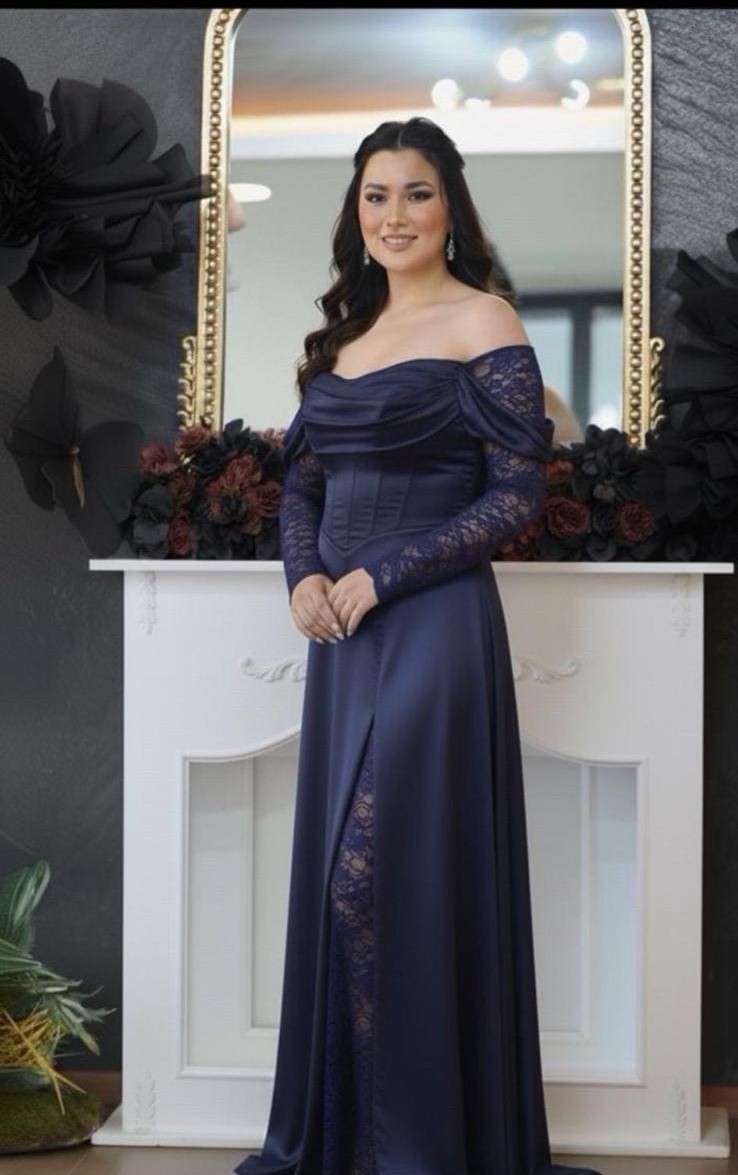 Robe de soirée col bateau avec détails de dentelle chez Keya mariage Mulhouse